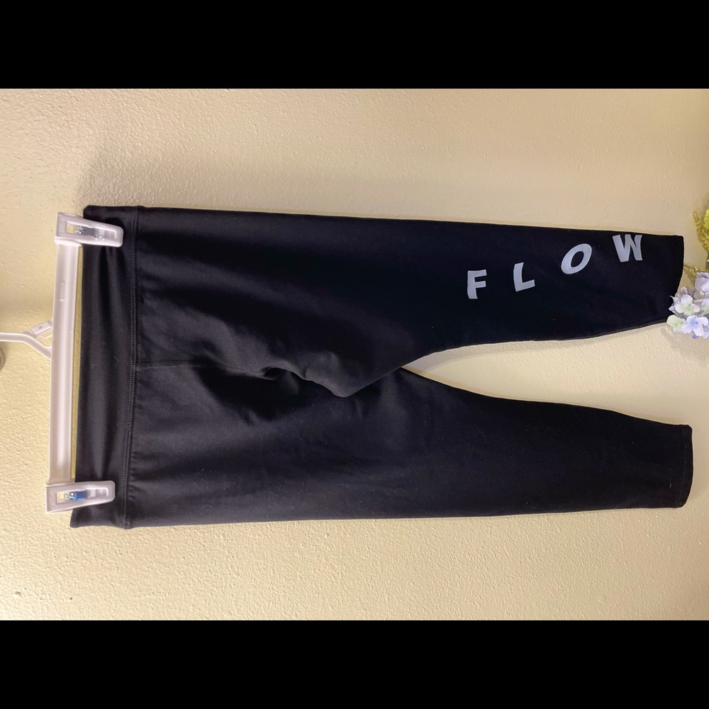 good hyouman “flow” capri leggings